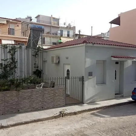 House With Yard In Center Of * Каламата