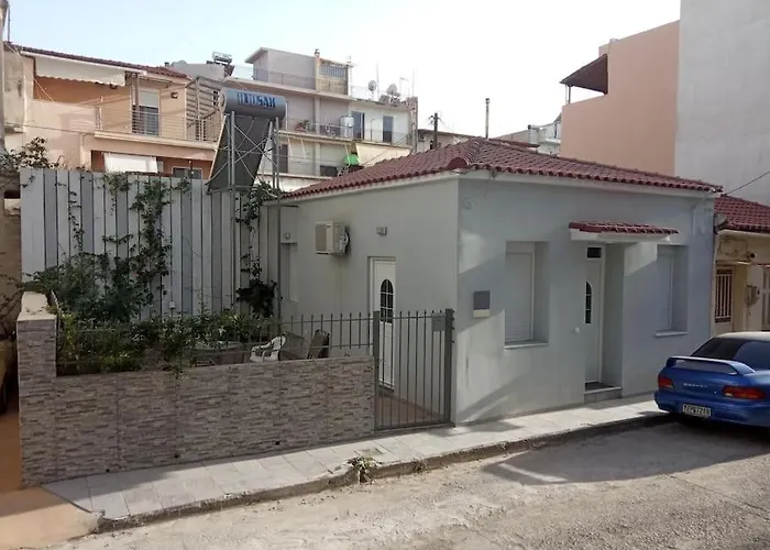 House With Yard In Center Of * Каламата